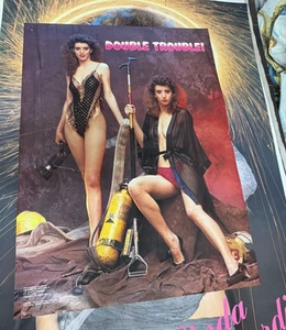 #258 Poster Vintage 1991 23,5x17,5 Sexy Bruna Doppio Problema Pompiere - Foto 1 di 7