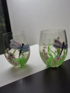 Juego de dos copas de vino sin tallo con libélula floral pintadas a mano - Imagen 1 de 5