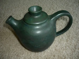 DUNKELGRÜNE KERAMIK TEEKANNE, HANDGEFERTIGT & SIGNIERT VON JON RAWLINGS, N.H. - Bild 1 von 6