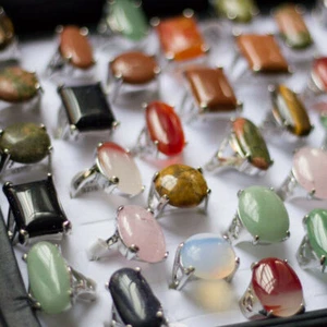 Venta al por mayor lotes de joyas 100 piezas gran variedad de anillos P de plata de piedras preciosas naturales - Imagen 1 de 11