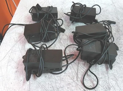 Lote de 6 estaciones de acoplamiento Microsoft Surface 1917 con fuente de alimentación  Foto 1 de 4