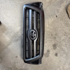 (1) 2005-2006-2007-2008-2009-2010-2011 TOYOTA TACOMA PARRILLA DELANTERA OEM Nuevo - Imagen 1 de 5