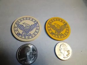 LOTE DE COLECCIÓN 2 FICHAS DE PÓQUER DE ARCILLA ÁGUILA SENTADA EN UNA RAMA A AMBOS LADOS DE FICHAS - Imagen 1 de 8