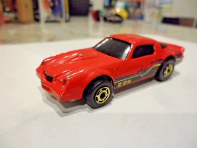 Veículo Hot Wheels vermelho Chevy Camaro Z28 1:64 fundido 1981 - Imagem 1 de 4