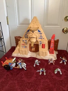 FISHER PRICE 2001 GRANDI AVVENTURE TESORI NASCOSTI PIRAMIDE EGIZIA con carro - Foto 1 di 16