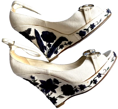 GUCCI BEIGE ANKLE STRAP WOVEN JUTE PLATFORM WEDGE SANDLES BLUE APPLIQUE FLOWERS - Image 1 of 4