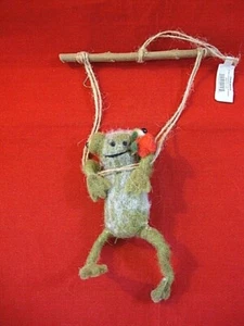 Entzückender gefilzter grüner Wollfrosch mit einer Blume hängt an einem Ast - 4" hoch - süß - Bild 1 von 8