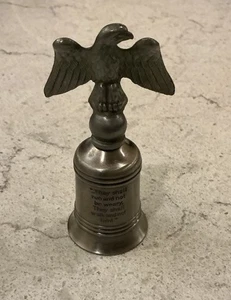 Piccola campana vintage in peltro argento con aquila alta 4" Isaia 40:31 Scrittura - Foto 1 di 7