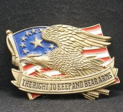 WD07149 VINTAGE 1982 **EL DERECHO A TENER Y PORTAR ARMAS** BANDERA Y HEBILLA DE CINTURÓN ÁGUILA Foto 1 de 2
