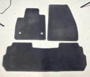 Alfombrillas negras originales OEM GMC Acadia 2017-2024 alfombras delanteras traseras 3 piezas - Imagen 1 de 5