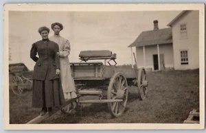 RPPC Zwei Frauen stehen auf Wagen unbesendet CyKo Echtfoto Postkarte - Bild 1 von 3