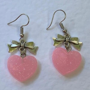 Pastell Schimmer Schleife Herz Charms Acryl Ohrringe Kitsch Fun 4 cm lang rosa blau - Bild 1 von 20