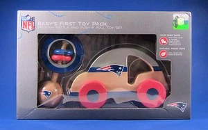 New England Patriots Baby's First Toy Gift Pack NFL Auto a sonaglio in legno NUOVO - Foto 1 di 12