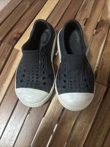 Native Jefferson Slip On Water Casual Shoes Black White Kids Child Size C7 - Picture 1 of 9