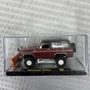 M2 MACCHINE 1974 CHEVROLET K5 BLAZER 4X4 CON SPAZZANEVE 1:64 **OFFERTA** - Foto 1 di 8