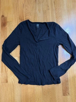 Camisa para mujer Gap moderna acanalada Henley manga larga negra talla mediana M Foto 1 de 4