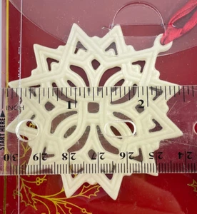 Etiqueta de regalo de porcelana adorno estrella perforada con dijes Lenox - Imagen 1 de 3