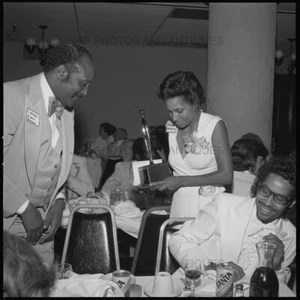 HERMOSA JOVEN AFROAMERICANA DE LA DÉCADA DE 1970 TOMA ASIENTO EN EVENTO NEGATIVO NEGRO - Imagen 1 de 1