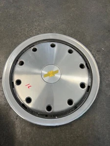 # 3176c Chevrolet Suburban 1500 2500 wheel cover used part # 12542911 - Picture 1 of 3