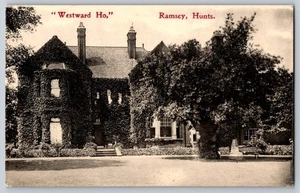 Edificio coperto di edera "Westward Ho" - Ramsey, Hunts UK - Foto 1 di 2