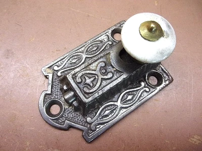 Trava de armário antiga Eastlake ferro fundido final de 1800 com botão de porcelana sem trava - Imagem 1 de 4