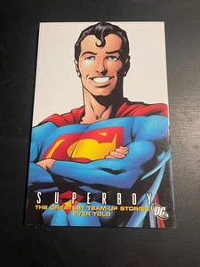 Superboy Greatest Team-Up Stories Ever Told TPB Superboy Teamups 2010 ottime condizioni/nm - Foto 1 di 2