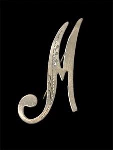 Broche de Colección MCM Script Inicial M Esterlina Diseño Grabado 925 - Imagen 1 de 6