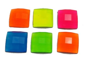 50 piezas gemas cuadradas de estrás acrílicas con respaldo plano color neón mezclado cabujones de 14 mm - Imagen 1 de 3
