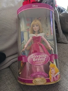 Disney Dornröschen Porzellan Puppe Messing Schlüssel Andenken - Bild 1 von 11