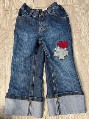 Pantalones de mezclilla Levi's recortados con puños cosidos con flores y corazón para niñas talla 3T Foto 1 de 4