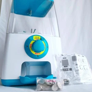 Gacha Machine Capsule Giocattolo Cubo Medaglia Blu Specifica dal Giappone con 100 Medaglie - Foto 1 di 18
