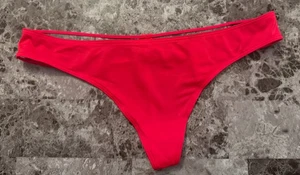 NWT VICTORIA'S SECRET MEDIUM RED SMOOTH STRAPPY BACK BOW RARE V STRING PANTIES - Picture 1 of 3