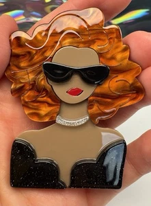 Retro Acryl Brosche Pin Anstecknadel Frau mit Locken Gitter 7 cm - Bild 1 von 4