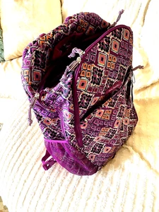 ZAINO DA VIAGGIO VERA BRADLEYBIG NUOVO CON ETICHETTE $ 175,00 VIOLA SOGNO DIAMANTE PIÙ GRANDE PRODOTTO - Foto 1 di 10