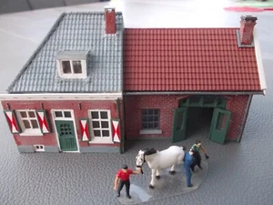 Wohnhaus mit Schmiede+ Figuren. - Bild 1 von 3