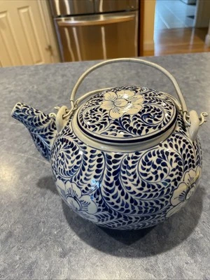 Antiga cerâmica japonesa azul e branca -Redemoinho de ponto floral - Cabo de metal - Muito bom! - Imagem 1 de 4