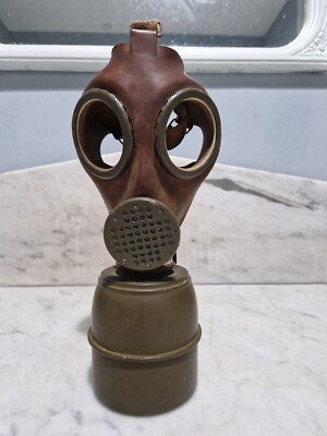 WW2 Gas Mask Box 1940s WW2 Blitz Child's Gas Mask Box Prop – With Luggage Label, Brand New With Tags Women's ASTR The Label - Foto 4