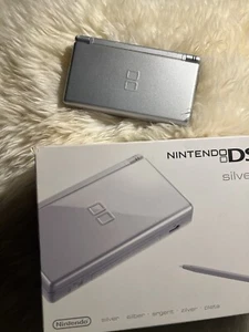 Nintendo DS Lite Silver, CON SCATOLA ORIGINALE + 4 GIOCHI, VEDI DESCRIZIONE - Foto 1 di 22