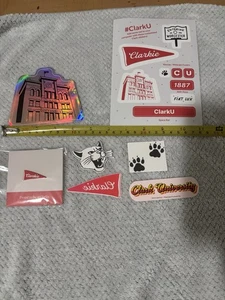 Lotto spille decalcomanie adesive Clark University Worcester - Foto 1 di 6