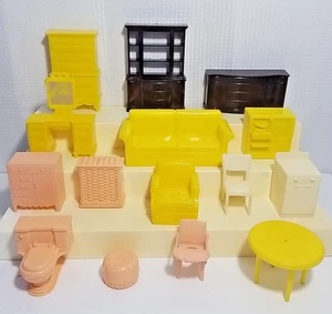 Vintage Marx Puppenhaus Wohnzimmer Möbel 15 tlg Couch, TV/Stereoanlage, Stuhl, Waschtisch - Bild 1 von 7