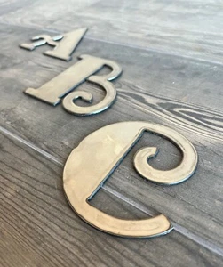 Letras y números de metal de 4 pulgadas con acabado oxidado o natural agujeros de montaje disponibles - Imagen 1 de 10