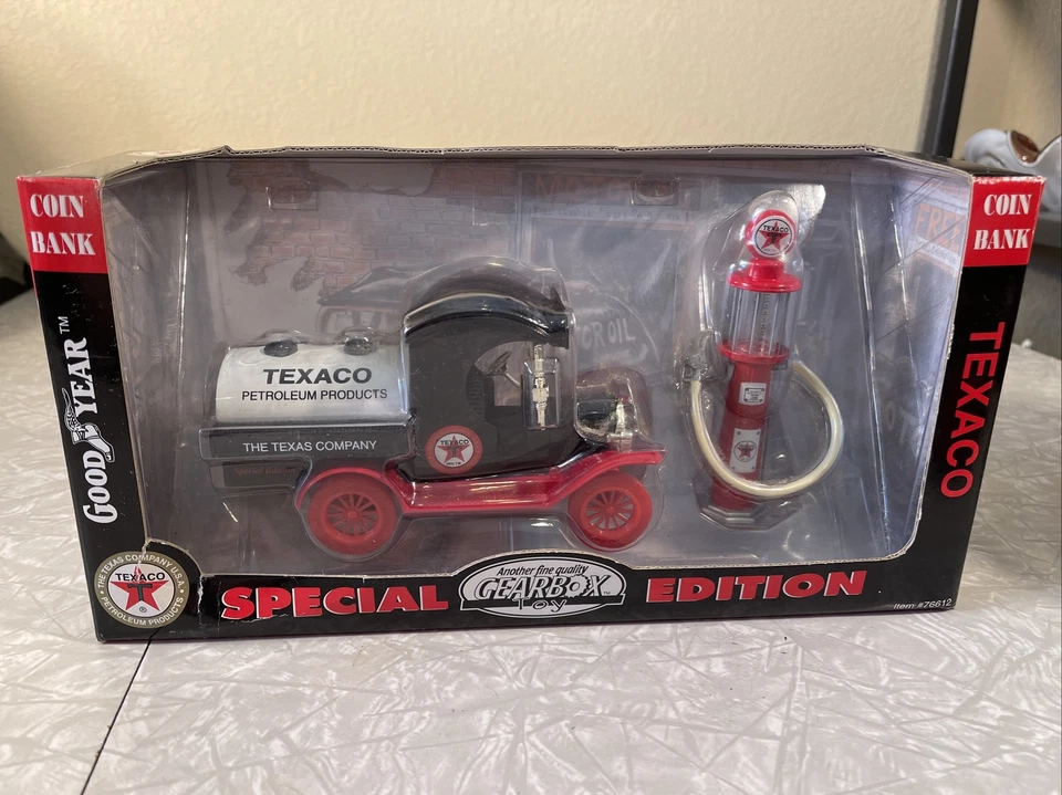 1999 Gearbox Texaco 1912 Ford Model T Oil Tanker & Wayne Gas Pump Coin Bank