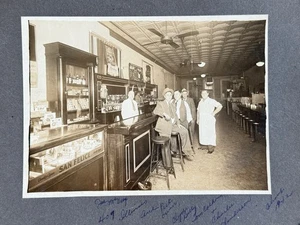 Vintage Foto Innenraum Bar Taverne Schnapsflaschen Zigarrenetui St Joseph MO ? - Bild 1 von 8