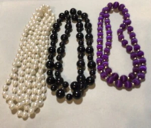 "Tres collares de cuentas largos imitación perla 36"" negro 13"" púrpura 15""" - Imagen 1 de 3