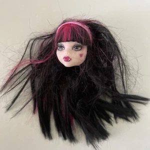 Muñeca Monster High Draculaura Die-ner Diener Diadema y Cabeza Rosa - Imagen 1 de 3