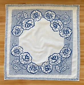 Sehr alte Mitteldecke, weiß, blaue Stickerei Handarbeit ca. 52x50 cm - Bild 1 von 2