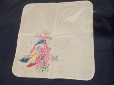 Pañuelo de nailon blanco flores y pancartas como decoración Foto 1 de 4