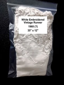 Weiß bestickter Vintage Läufer - 1960 (?) - 35" x 12" - Bild 1 von 5