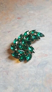 VINTAGE GREEN RHINESTONE BROOCH - Picture 1 of 2