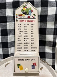 VINTAGE LATTA METALLO PROMEMORIA SPESA LISTA DELLA SPESA FRANCOBOLLI SALVA CIBO MEMO MAGNETI - Foto 1 di 6